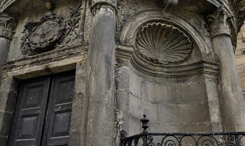 Mausoleum in the cemetery on the Edinburgh ghosts free tour