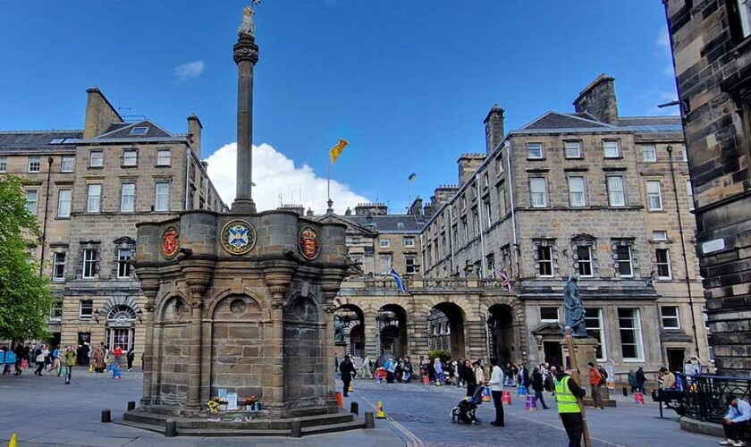 Mercat Cross Edinburgh guided tour