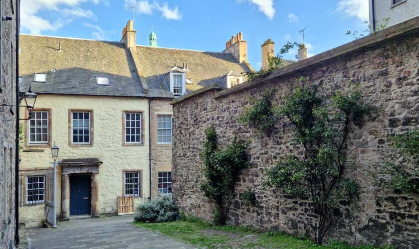 alleys of Edinburgh's Royal Mile