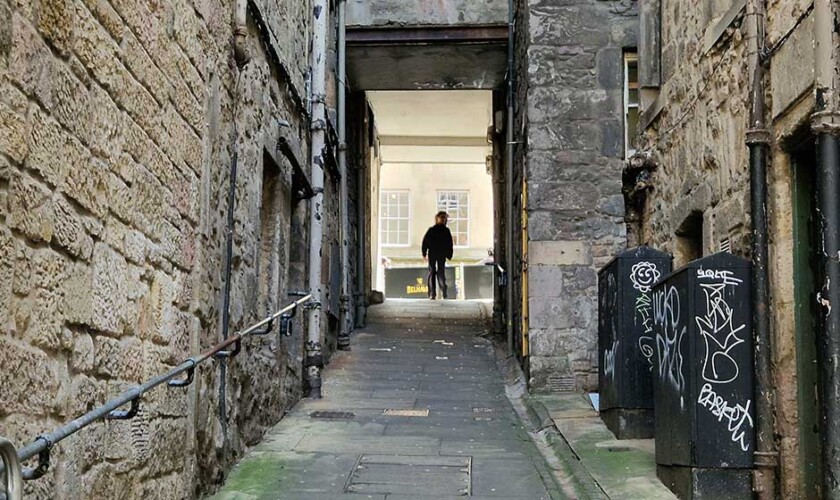 Edinburgh free tour alley on the Royal Mile