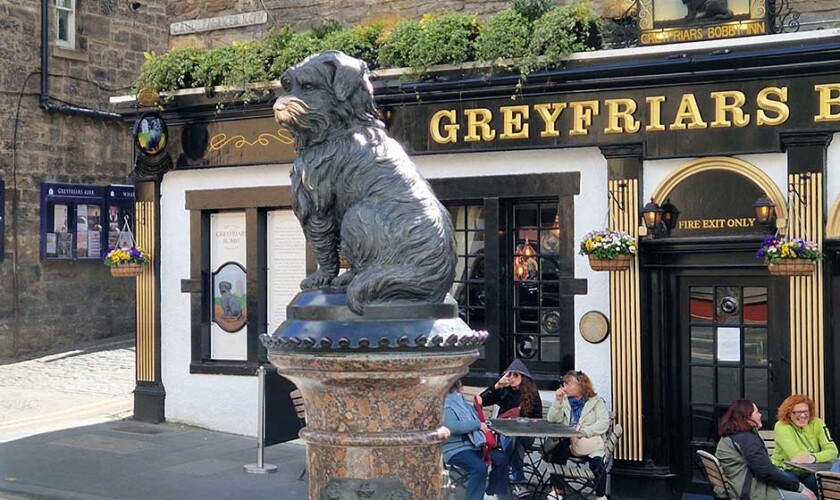 Bobby the dog at Greyfriars stop on the Edinburgh free tour