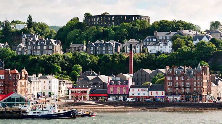 McCaig's Tower desde el puerto de Oban